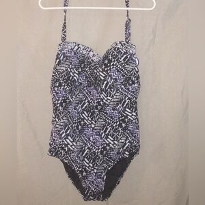 Woman’s One Piece SwImsuit Size
18 NWT